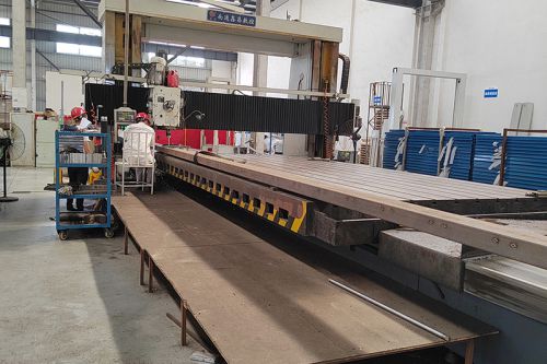 Gantry type milling machine